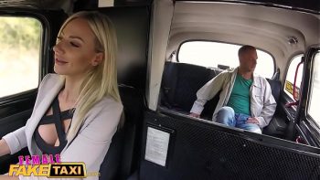 الجنس في السيارة مع أكثر الكلبة منحرفة