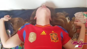 أسباني يتسلل إلى قميص فريق كرة القدم